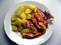 Avec du poulet en sauce.
