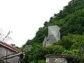 Le donjon vu depuis le village de Bramevaque.