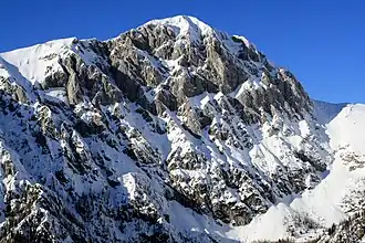 Vue de la face est de Brana en hiver.