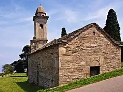 Façade occidentale avec le clocher de l'église Santa Maria Assunta.