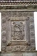 Armoiries des Bettencourt sur la façade.