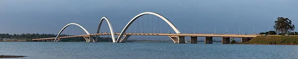 Vue panoramique depuis la rive est du lac