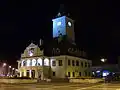 Le bâtiment du conseil municipal, la nuit.