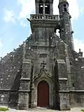 Le portail ouest de l'église Notre-Dame-et-Saint-Tugen.