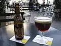 Une bouteille et son verre de bière Brune
