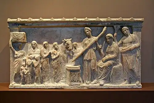 Relief votif du milieu du IVe&nbsp;siècle&nbsp;av. J.-C. : offrande d'une famille, devant Artémis, Apollon et Léto.