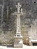 Croix sculptée.