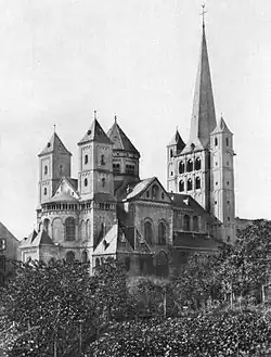 L'abbaye Brauweiler est fondée au XIe&nbsp;siècle par le comte palatin Ezzo de Lotharingie et sa femme Mathilde, fille de l'empereur Otto II, à l'endroit où a été célébré leur mariage.