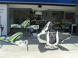 Photo du garage Brawn GP en Turquie, avec devant, la coque moteur, l'ancien et le nouvel aileron avant