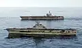 Le São Paulo (au premier plan) et le USS&nbsp;Ronald Reagan lors d'un exercice d'entraînement combiné en juin 2004.