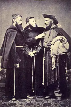 photographie de trois frères mendiants en habits religieux