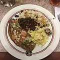 Un déjeuner brésilien typique se compose de riz, de haricots, de farofa, de picanha (culotte) et d'un œil en vinaigrette préparé avec de l'oignon haché, de la tomate et du poivre, du vinaigre, de l'huile et du sel.