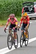 Carapaz et Johannessen échappés.