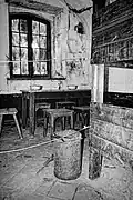 Salle à manger et seau hygiénique dans la casemate