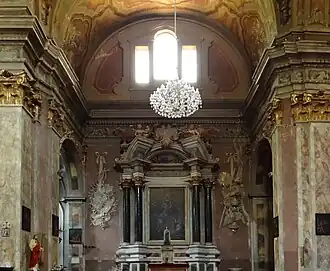 La chapelle Notre-Dame du mont Carmel, retable avec un tableau du XVIIIe&nbsp;siècle.