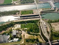 Centrale hydroélectrique de Vogelgrun en arrière-plan et l'écluse double au 1er plan.