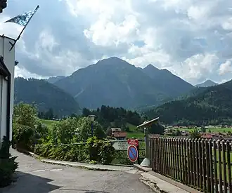 Vue du Breitenberg, du Rotspitze&nbsp;(de) et de l'Entschenkopf (de g. à d.) depuis le village de :Bad Oberdorf&nbsp;(de).