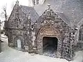 La Martyre : l'église Saint-Salomon, le porche et à gauche l'ossuaire 2.