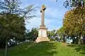 La motte féodale surmontée d'un calvaire.