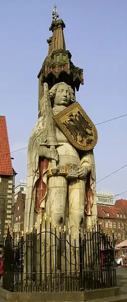 Statue de Roland debout à Brême, il tient son épée avec sa main droite. Son bouclier se trouve côté gauche de sa poitrine, penché.
