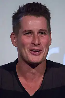 Brendan Fehr dans le rôle du Dr Drew Alister.