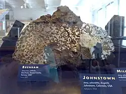 Coupe de la pallasite Brenham (en), trouvée aux États-Unis (en).