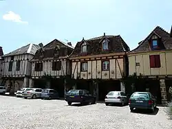 Maisons à colombages, place des Consuls.