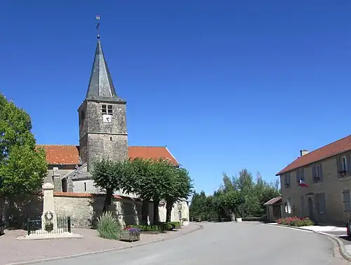 Vue de l'église, du monument aux morts et de la mairie.