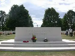 Au cimetière militaire de Bretteville-sur-Laize (Calvados)