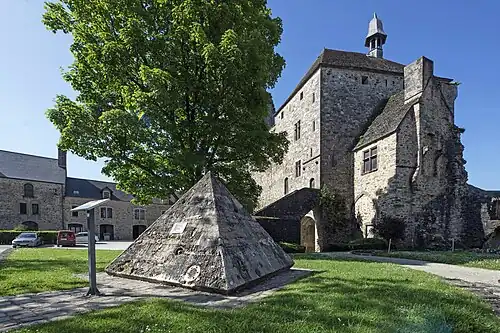 La pyramide de mémoire, œuvre du sculpteur Pascal Morabito pour célébrer l'an 2000.