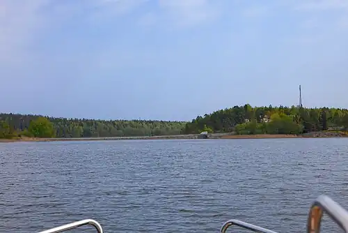 Pont et remblai entre Bullerholmen et Resarö.