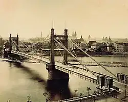 Un pont à haubans. La ville de Prague en arrière-plan.