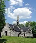 Briec : la chapelle Saint-Venec et son calvaire.