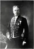 En costume d’académicien.