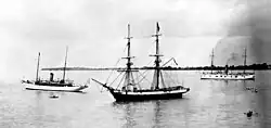 L’USS&nbsp;Niagara (au centre) en 1913, gréé en senau.