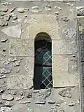 1re&nbsp;fenêtre romane à claveaux simulés au sud.