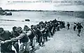 La rentrée du bateau de sauvetage dans son abri (début XXe&nbsp;siècle, carte postale ND Photo).