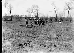 Soldats transportant des munitions pour une batterie néo-zélandaise.