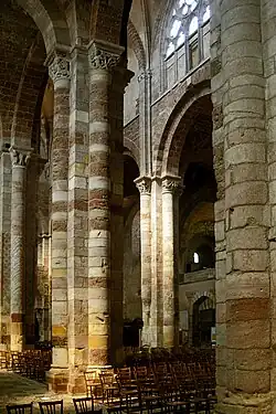 Piles de la nef au niveau de la cinquième travée.