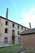 Vue partielle des bâtiments (façade côté route).