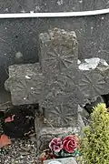 Croix funéraire, lauburu inversé.