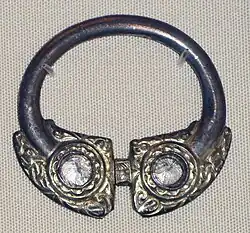Broche pseudo-penannulaire (l'épingle est manquante)