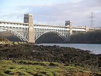 Le pont Britannia aujourd'hui : il n'est plus tubulaire, mais les piles sont celles d'origine