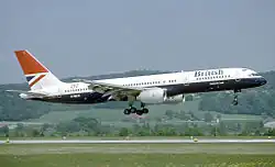 Un avion de ligne, vu de côté, s'apprête à atterrir.