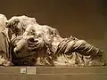 Aphrodite allongée contre sa mère, Dionée (?). Parthénon, fronton Est, après 433. Marbre, L. 2,33&nbsp;m. British Museum.