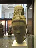 Pārvatī à coiffure jaṭāmukuṭa.