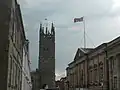 Drapeaux du Royaume-Uni (avant-plan) et de l'Angleterre (arrière-plan) flottant sur la ville de Warwick.
