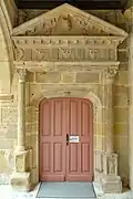 Porte décorée à l'antique.