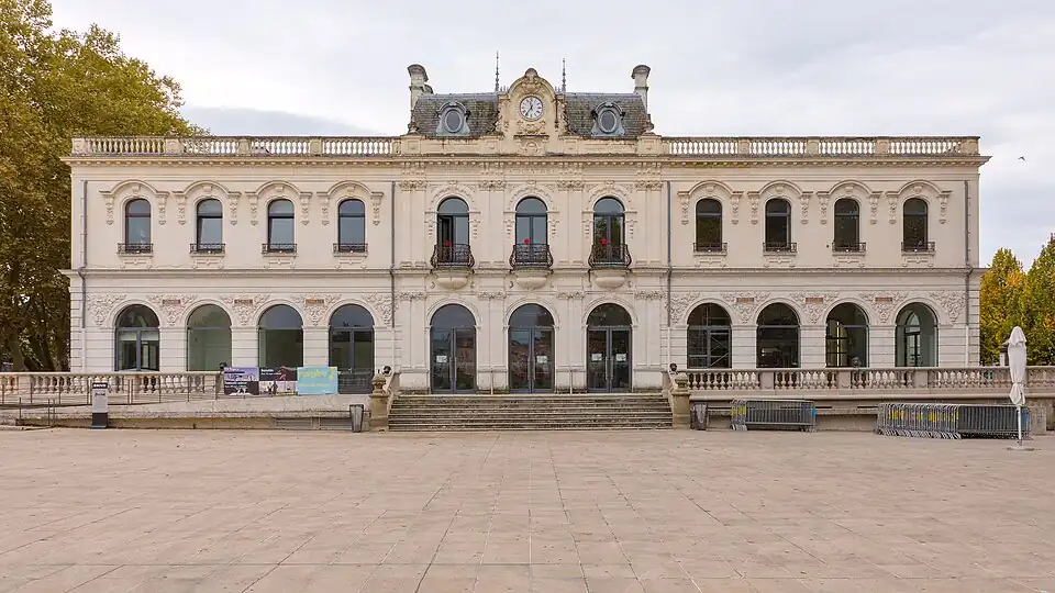 Le théâtre.