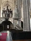 Vue vers l'ouest, au premier plan un escalier gothique.